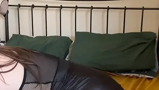Cam göt tıkaçlı bebek yağı ve saten mini elbiseli boğucu deve toynağı kel ıslak mükemmel amcık