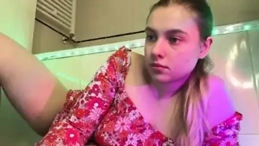 Jucielussie doğal büyük memelerle oynuyor