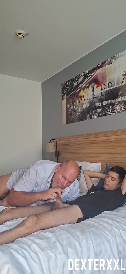Cinsel zayıf adam Rafael kocaman şişman popomla sevişiyor – eşcinsel, prezervatifsiz