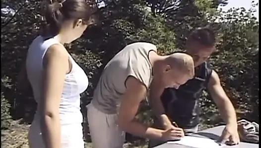 Biseksüel üçlü seks için açık havada sikiş ve takma yarak