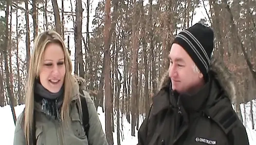 Güzel genç sarışın karda dedesini sikiyor