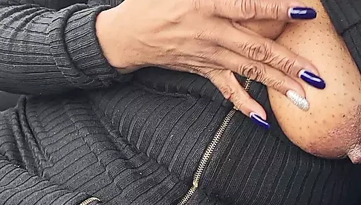 Kızlarımı (göğüslerimi) karda teşhir ediyor