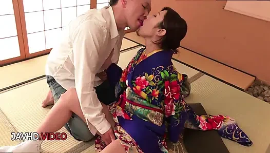 Kimono'daki ateşli jav star kamera şovu sırasında tutkulu sakso çekiyor