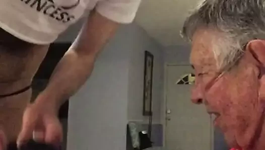 Yaşlı oğlum freind kaprisli mimsey'nin kıyafetlerini çıkardı