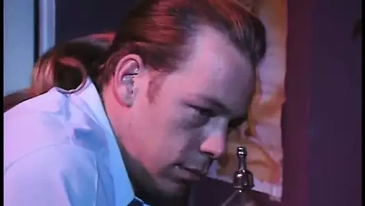 Ateşli delikanlı yarağını yerde bu sarışın sürtüğün götüne sokuyor.