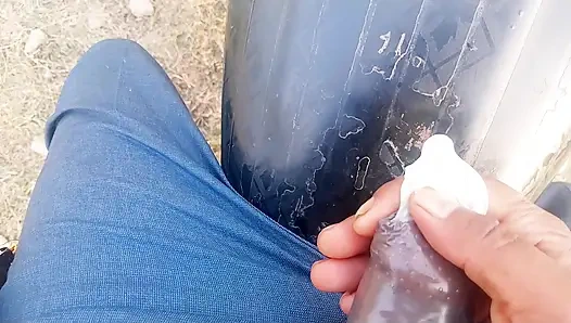 Prezervatif boşalma gösterisi ile büyük yaraklı elle muamele