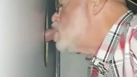 Güzel dedem... Dedenin göt deliği her zaman döl kokuyor