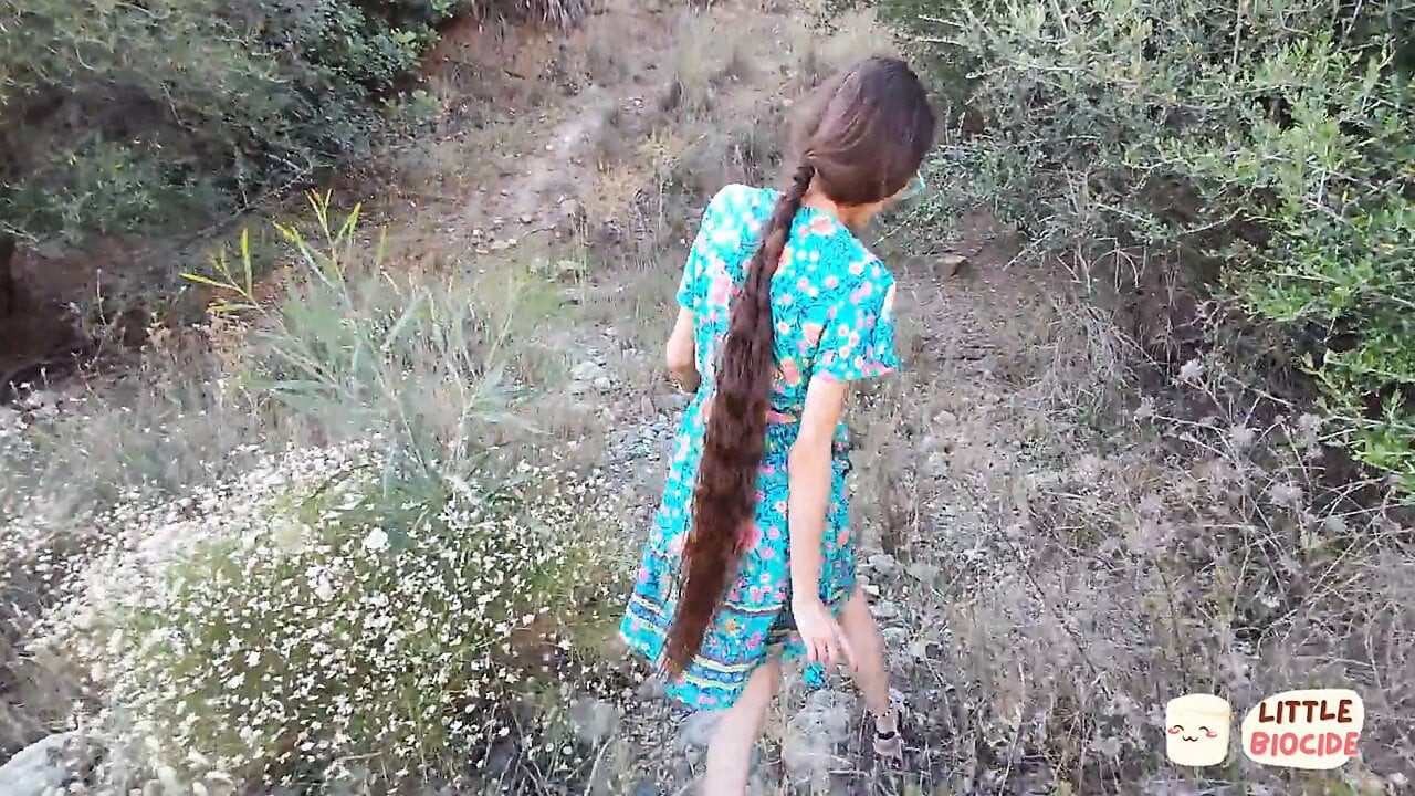 Üvey erkek kardeş üvey kız kardeşini herkesin içinde sikiyor. oral seks ve halka açık seks. bakış açısı