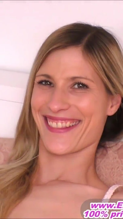 Волнующий момент из "Немецкая очень худенькая милфа блондинка-шлюшка глотает в домашнем любительском видео"