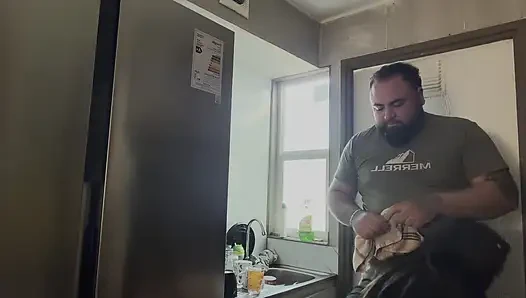 Üvey babam fincanını yıkarken sikilmek istedim