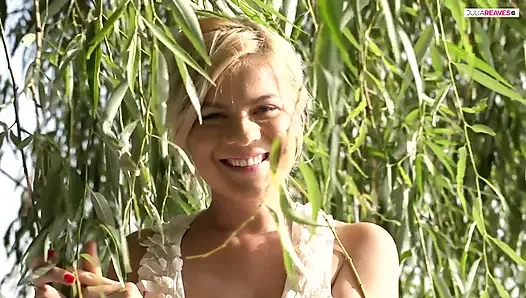 Açık havada işiyor ve mastürbasyon çok heyecan verici