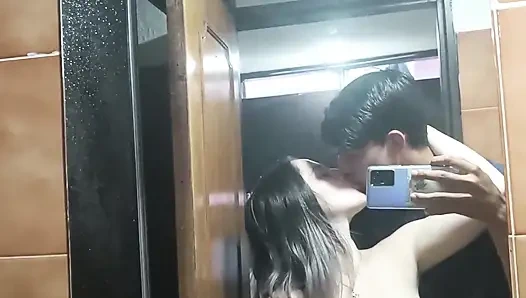 Üvey kız kardeşimi filme almak için gözetliyorum