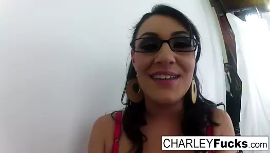 Yapay penis kam bak içine bir sıcak lezbiyen sahne