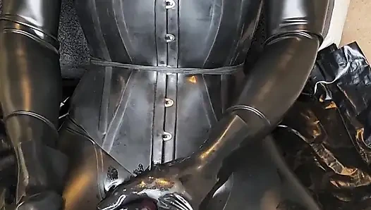 Küçük klitorisimi tekrar lateks içinde pompalıyorum