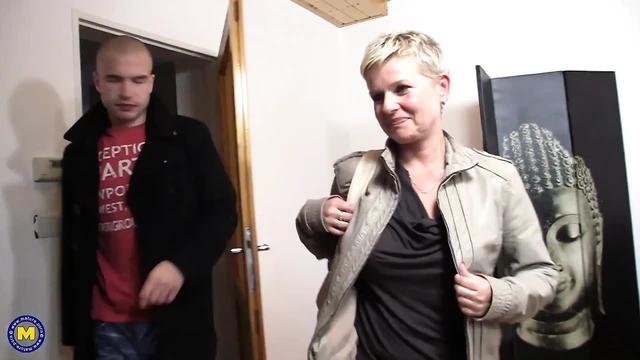 Зрелая жена занимается сексом с соседом в любительском видео