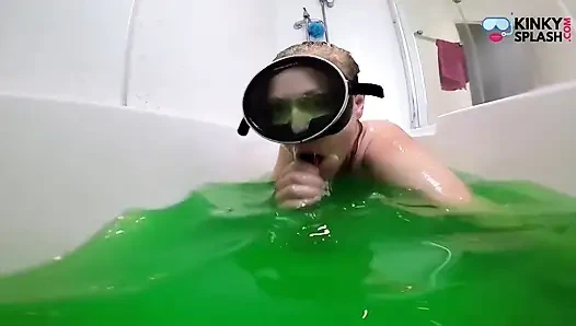 Dağınık yeşil balçık maske sakso