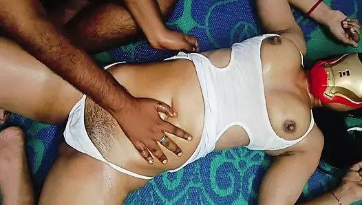 Bebek gibi kızın yağ masajı ve göğüs masajı