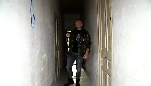 Penelope parti kızı banyoda sert sikiliyor