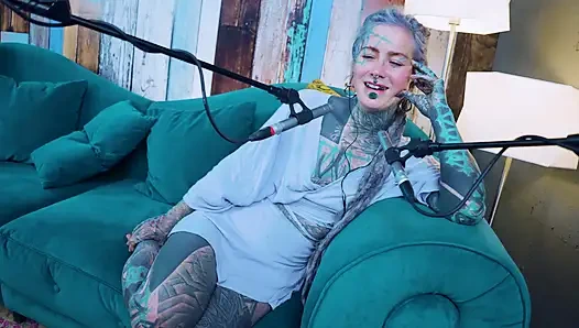 F hakkında konuşuyorum - korku - asmr podcast sfw konuşuyor gotik sıska kız dreadlocks dövmeli model dövmeli kız