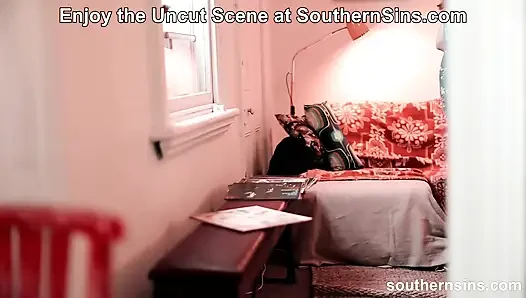 Her zaman birinin beni izlediğini hissediyorum ve Southernsins'te özel bir mahremiyetim yok