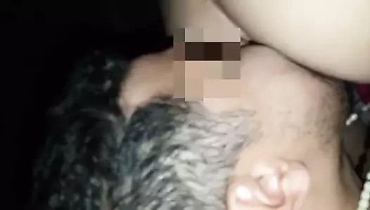 Azgın üvey anne gece yarısı kendi günlerindeyken oğlunu çağırıyor