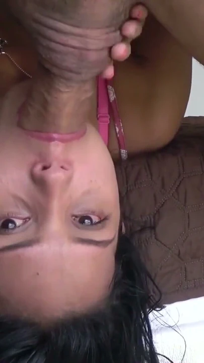 Evli seksi kadın, kocasının asistanıyla kocaman yarakları derin boğazına alma açlığını serbest bırakıyor | Klip 1