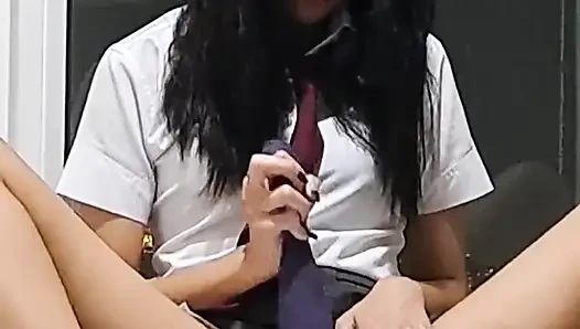 Asyalı üniversiteli kız sihirli değnekle oynuyor ve fışkırtıyor