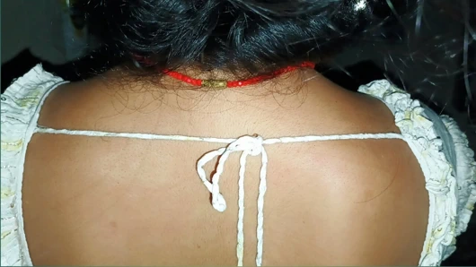 Ateşli genç komşular geceleri amlarını sikiyor, amından bir su çeşmesi çıktı.