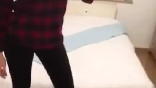 Model anja tekrar topuklu seksi ayaklarını gösterir