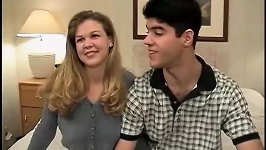 İnce b-cup sarışın adamın yarak kovboy kızına biniyor ve sonra domaltarak eğiliyor