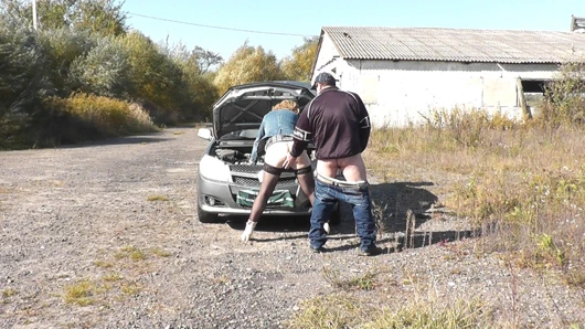 Rastgele yoldan geçen, milf arabayı düzeltmeye yardımcı oldu ve onu doggystyle becerdin