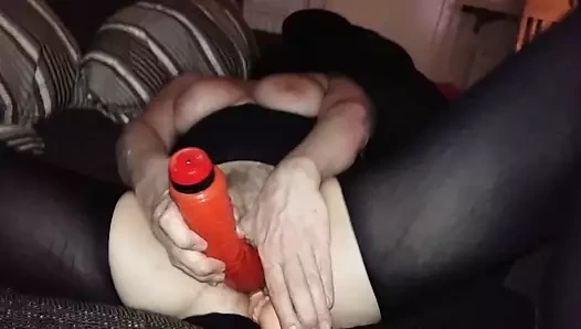 Attendo-uska karşı büyük kırmızı yapay penis