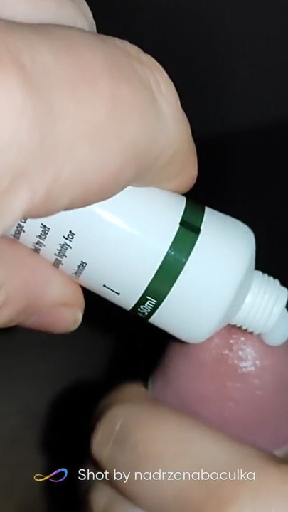 Erkek arkadaşımı bir handjob ile mutlu ediyorum, amatör çiftin penisle gece oyunları | Klip 1