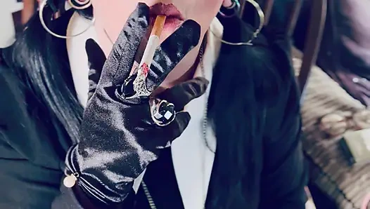 Wednesday addams, tina snua, chain saten eldivenle 2 sigara içiyor - sigara içen kadın sürükleniyor omi ome ucunu kuyruğuna sokuyor