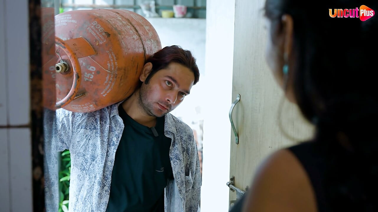Gas Cylinder walai nai gas pahuchnai kai bahanai bhabhi ko fasaya