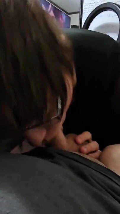 Незабываемый момент из "Я так люблю сосать жесткий член и наклоняться и принимать его, и я получаю, чтобы проглотить мою награду"