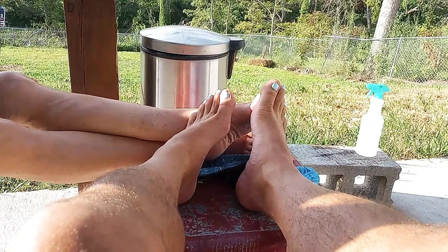 Havuzda ayakla oynuyor