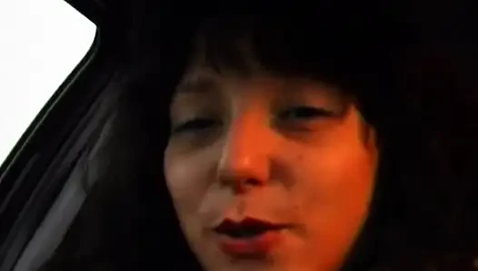 Azgın orta yaşlı seksi kadın otoyol macerasında büyük dildo dolduruyor