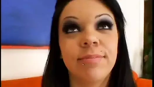 Esmer porno sürtük ağzını yarakla dolduruyor ve götüne boşaltıyor