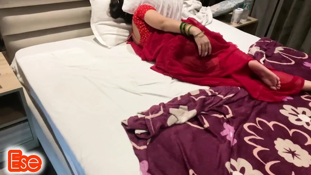 Hintli teyze oğlanla arkadan sikiliyor