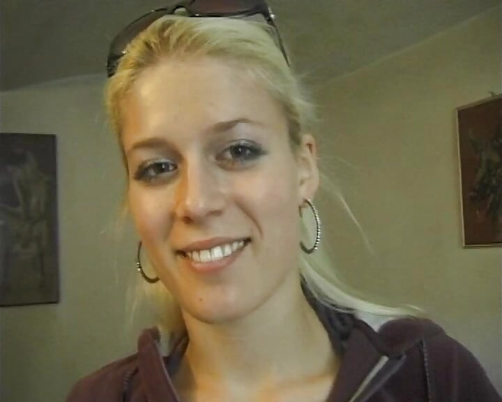 Utangaç ve itaatkar bir sarışın olan kuzenim Sandra ile oynuyorum