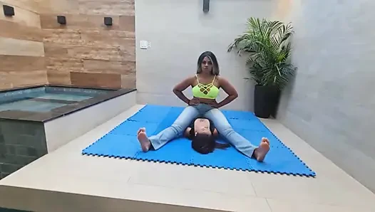 Veronica ve kölesi tarafından göbek ve göğüs oturuyor
