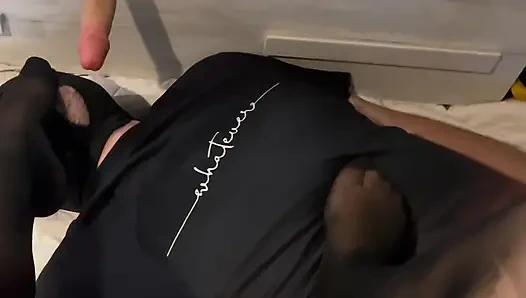 Kölemi ayaklarımı yalatarak ve ona lastik yarak yalatarak küçük düşürüyorum