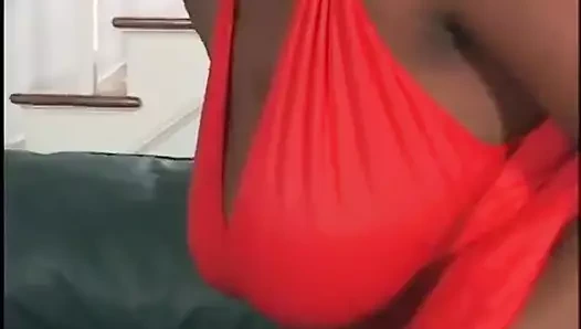 İnanılmaz renkli kadın deliğinde büyük siyah yarağı sikiyor