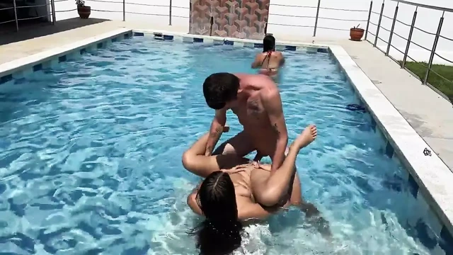 Kocam beni üvey kız kardeşimle aldatıyor ve dikkatim dağıldığında havuzda sikişiyorlar