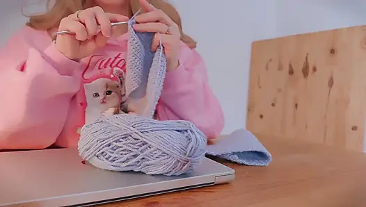 Büyük götlü tombul orta yaşlı seksi kadın masaya nasıl sürtünerek kıllı amını ısıtıyor kontrol ediyor.