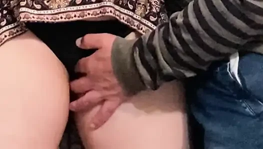 Yaşlı üvey baba amını parmaklıyor