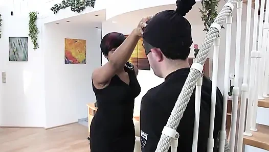 Elleri bağlı, zenci kadın tarafından tokatlıyor