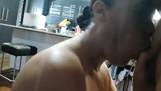 Ağzıma sakso çekene kadar babamın yarağına sakso çekiyor