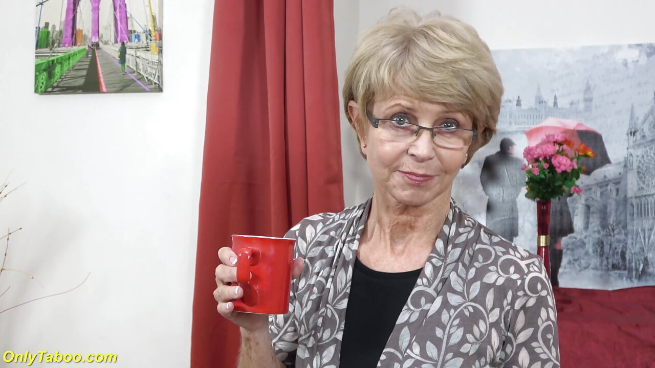 75 yaşındaki üvey anne için ilk büyük yarak